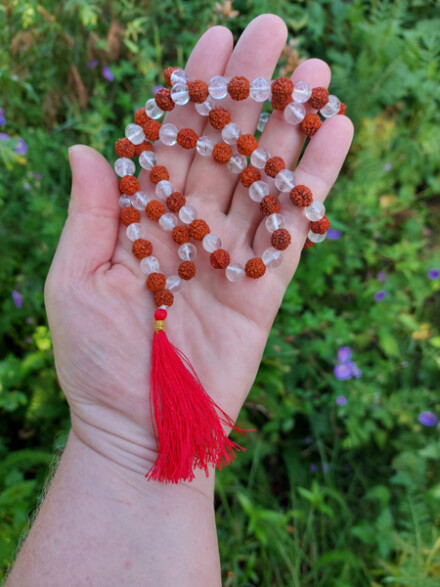 Mala ketting van Rudraksha zaden met zuivere bergkristal voor meer energie + GRATIS wierook + affirmatie's