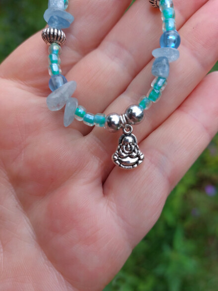 Armband met aquamarijn met Happy Boeddha bedel, kalmeert je en helpt mee je beter in de flow van het leven te komen + zakje - Afbeelding 2