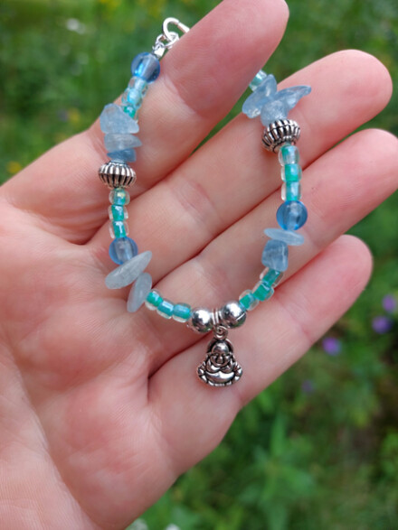 Armband met aquamarijn met Happy Boeddha bedel, kalmeert je en helpt mee je beter in de flow van het leven te komen + zakje - Afbeelding 3