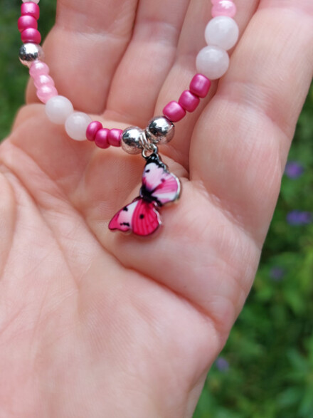 Kinder armband op maat gemaakt met rozenkwarts met roze kralen + vlinder bedel + organza zakje - Afbeelding 2