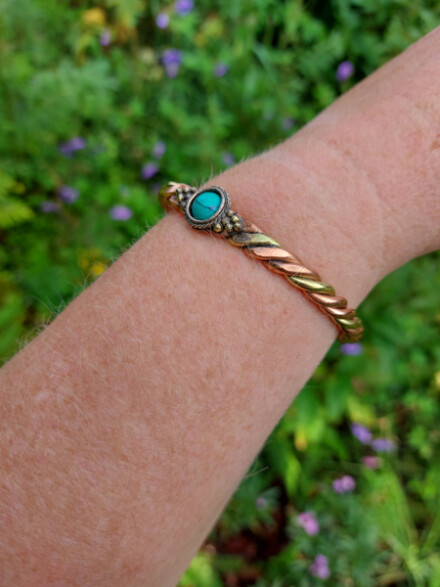 Armband met koper met sierlijke draai met 1 turquoise kleurige stenen, tegen negativiteit, tegen straling, ondersteunt pijnlijke gewrichtsklachten - Afbeelding 3