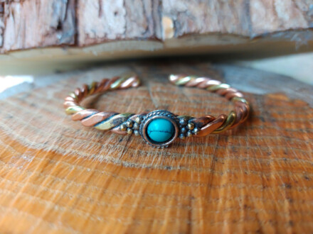 Armband met koper met sierlijke draai met 1 turquoise kleurige stenen, tegen negativiteit, tegen straling, ondersteunt pijnlijke gewrichtsklachten - Afbeelding 5