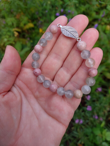 Armband uit Rhodoniet met grijze kwarts edelstenen met veer + organza zakje