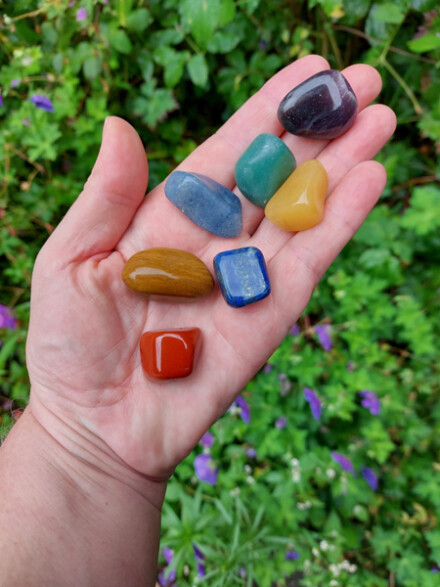 Chakra edelstenen in organza zakje met gelukspoppetje + GRATIS uitgebreide betekenis over alle chakra's