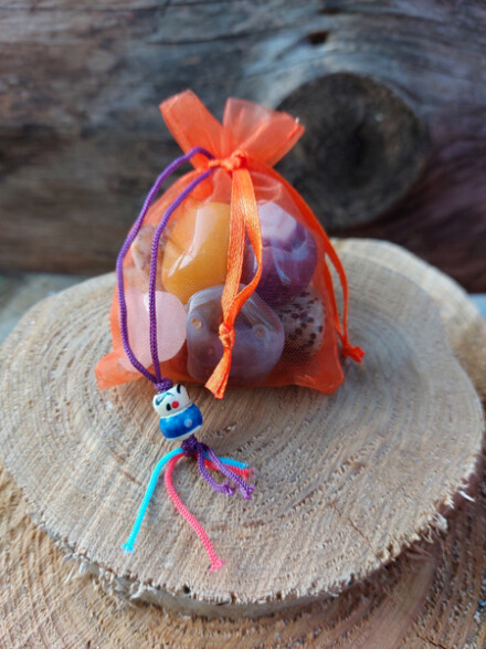 Chakra edelstenen in organza zakje met gelukspoppetje + GRATIS uitgebreide betekenis over alle chakra's - Afbeelding 2