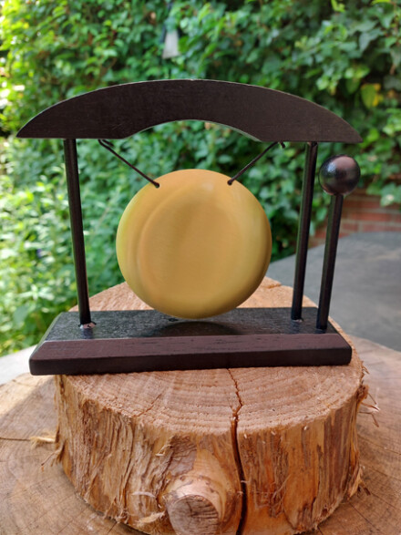 Gong uit messing in houten fraim met houten slaghout voor een frisse klank om een positieve sfeer te creëren - Afbeelding 3