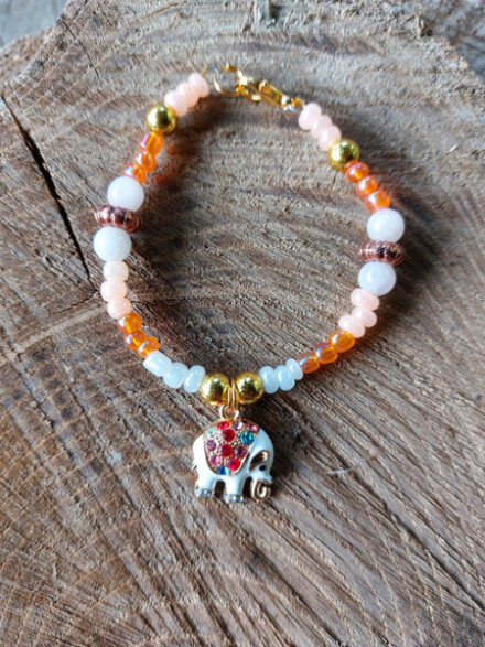 Kinder armband op maat met rozenkwarts met zalmkleurige + bronskleurige kralen + olifant bedel + organza zakje - Afbeelding 3