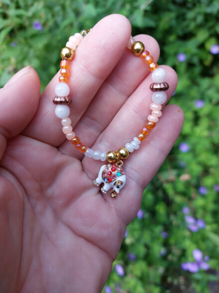 Kinder armband op maat met rozenkwarts met zalmkleurige + bronskleurige kralen + olifant bedel + organza zakje - Afbeelding 2