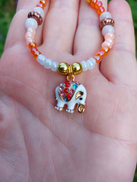 Kinder armband op maat met rozenkwarts met zalmkleurige + bronskleurige kralen + olifant bedel + organza zakje
