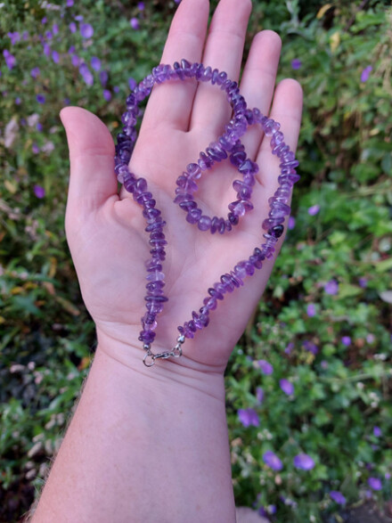Amethist ketting, ze helpt je te ontspannen, bij onrustige gedachte, herstelt je hart na een hartaanval helpt bij hoofdpijn in zakje / LAATSTE