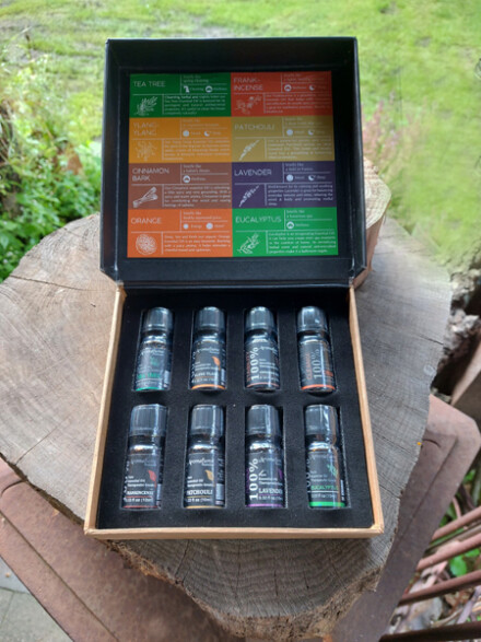 Etherische olien in mooie doos om je fijn en blij door te voelen, zuivert, verfrist, vrolijkt op, werkt kalmerend, 100 % puur natuurlijk / LAATSTE