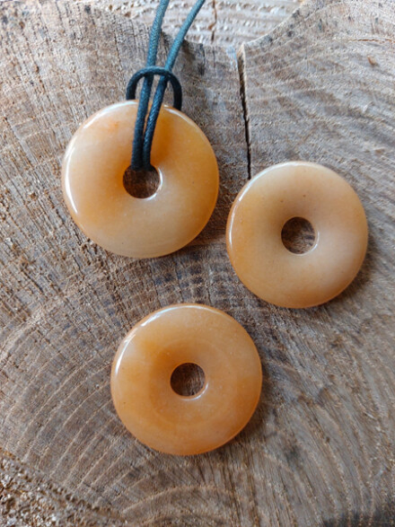 Oranje calciet donut hanger ze trekt geluk aan, verbetert je stemming en maakt je vrolijk, vergroot je zelfvertrouwen in zakje
