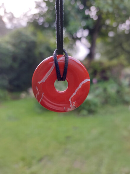 Rode jaspis hanger helpt je mee goed te aarden, leert je om je geduld te bewaren, vergroot je innerlijke kracht + koord - Afbeelding 2
