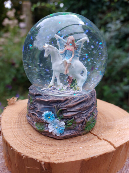 Eenhoorn met een Fee in een glitter bal om je kind te beschermen, de liefde te wijzen, voor inspiratie, lichtheid vol levensenergie