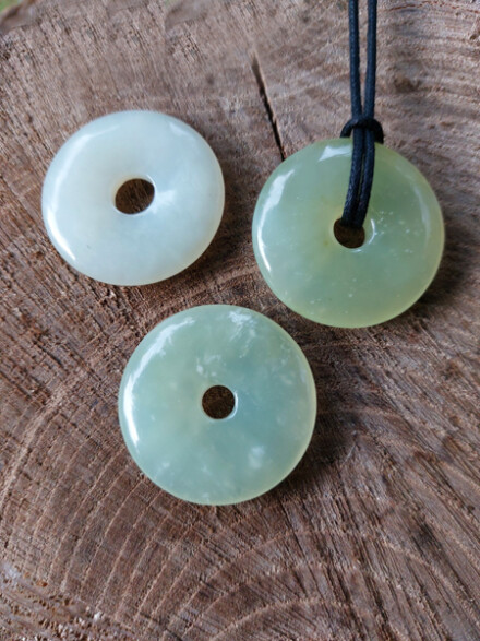 Serpentijn / new Jade hanger, ontgift, helpt tegen allerlei straling (5G), ontspant je, ondersteunt bij suikerziekte, helpt bij nervositeit + koord