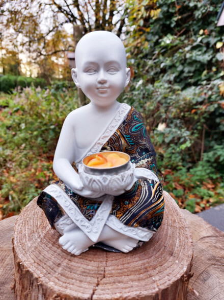 Shaolin monnik met een gewaad uit stof, een Shaolin zal je omgeving beschermen + leelawadee kaarsje