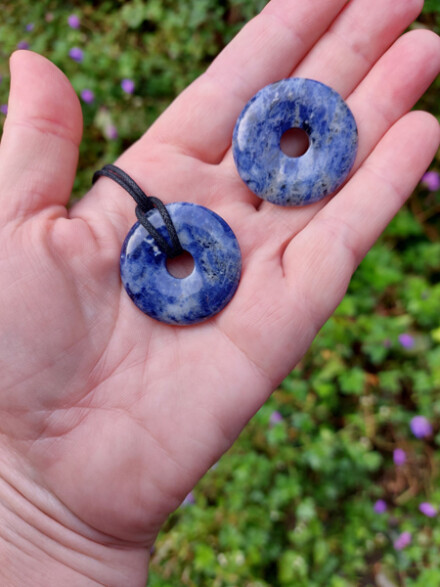 Sodaliet hanger donut helpt je trouw te blijven aan jezelf, vergroot zelfacceptatie, zelfrespect en zelfvertrouwen+ koord + zakje