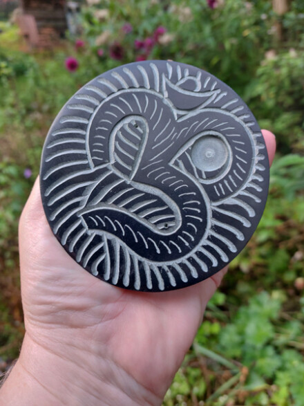 Wierook brander uit saponiet steen, handgemaakt met een Ohm symbool + 2 kokers wierook