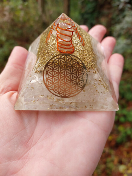 Piramide met Seleniet en Bergkristal met koper en een levensbloem, beschermt en zuivert een ruimte van vervelend voelende sfeer - Afbeelding 5