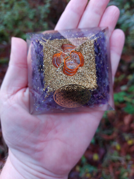 Piramide met Amethist en symbolen uit koper, ze brengt rust en beschermt tegen straling 4G/5G