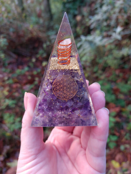 Piramide met Amethist en Bergkristal en symbolen uit koper hoog, beschermt tegen straling 4G/5G en tegen negativiteit - Afbeelding 2