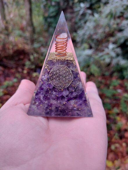 Piramide met Amethist en Bergkristal en symbolen uit koper hoog, beschermt tegen straling 4G/5G en tegen negativiteit - Afbeelding 3