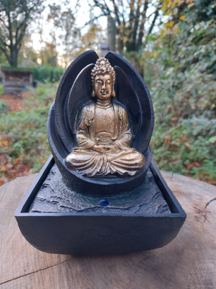 Mediterende Boeddha water fontein, rustgevend en sfeervol, het stromende water verhoogt de Feng Shui in een ruimte