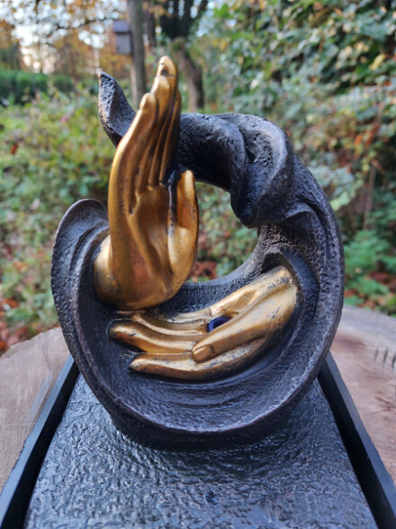 Boeddha handen als water fontein, rustgevend en sfeervol, het stromende water verhoogt de Feng Shui in een ruimte / LAATSTE