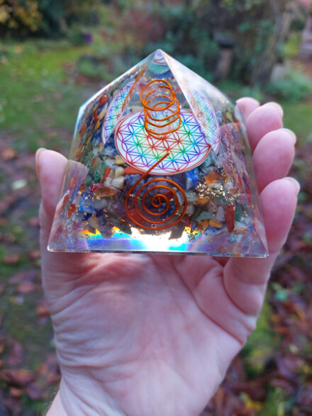 Bloem des levens chakra piramide met kristalpunt met symbolen uit koper, beschermt tegen straling en negativiteit