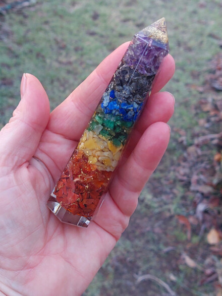 Chakra orgonite healing staaf met koper helpt tegen allerlei straling - 5G , ondersteunt in je (pijn) proces + chakra tekst