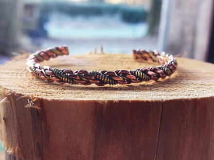 Armband met koper en messing met sierlijke draai techniek helpt tegen negativiteit, tegen straling, ondersteunt gewricht klachten - Afbeelding 7