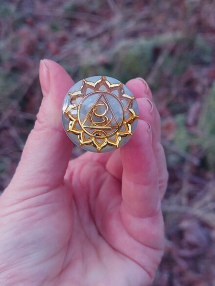 Healing orgonite staaf met Angeliet, ze werkt beschermend en rustgevend en is gegoten met kunsthars met een sierlijk symbool, helpt tegen straling / 5G - Afbeelding 2