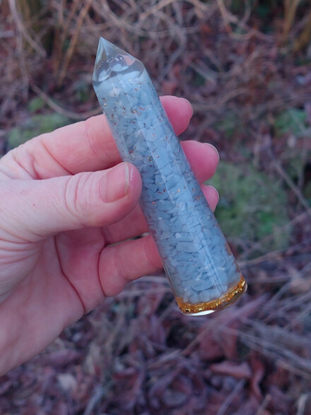 Healing orgonite staaf met Angeliet, ze werkt beschermend en rustgevend en is gegoten met kunsthars met een sierlijk symbool, helpt tegen straling / 5G