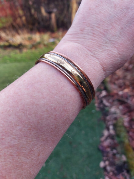 Armband uit gemagnetisch koper met Ohm symbolen, ze geeft je kracht, beschermt tegen allerlei straling - Afbeelding 2