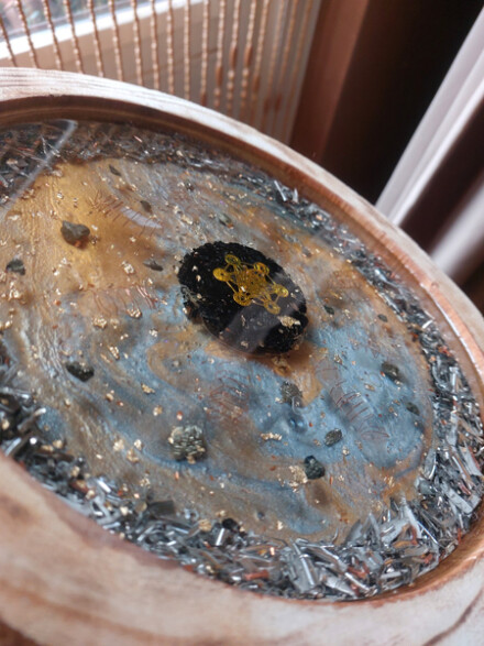 Grote Orgonite schijf met een grote shungiet, edelstenen, metaal, koper, beschermt een ruimte, helpt tegen allerlei straling/ 5G - Afbeelding 6