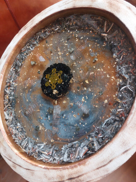 Grote Orgonite schijf met een grote shungiet, edelstenen, metaal, koper, beschermt een ruimte, helpt tegen allerlei straling/ 5G - Afbeelding 8