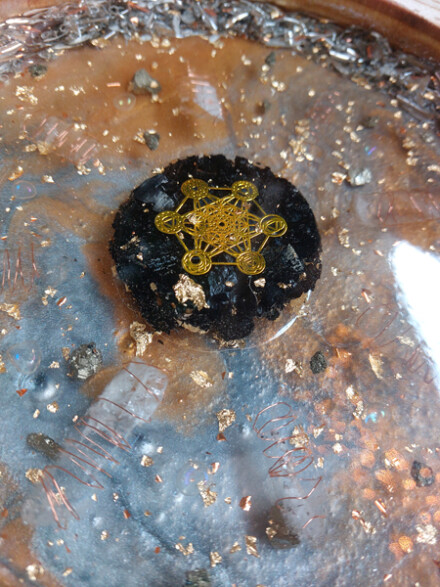 Grote Orgonite schijf met een grote shungiet, edelstenen, metaal, koper, beschermt een ruimte, helpt tegen allerlei straling/ 5G - Afbeelding 9