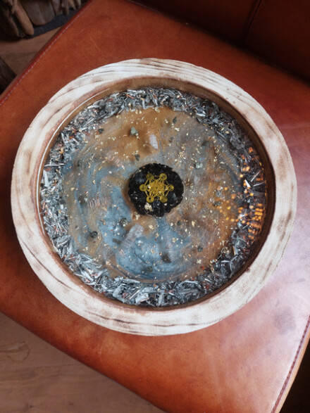 Grote Orgonite schijf met een grote shungiet, edelstenen, metaal, koper, beschermt een ruimte, helpt tegen allerlei straling/ 5G - Afbeelding 10