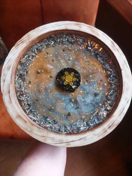 Grote Orgonite schijf met een grote shungiet, edelstenen, metaal, koper, beschermt een ruimte, helpt tegen allerlei straling/ 5G - Afbeelding 4