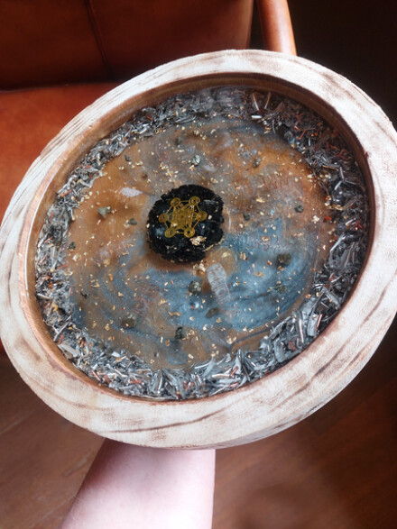Grote Orgonite schijf met een grote shungiet, edelstenen, metaal, koper, beschermt een ruimte, helpt tegen allerlei straling/ 5G - Afbeelding 2