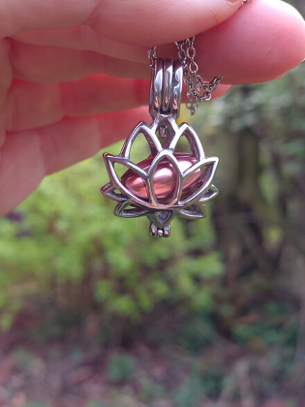 As sieraad als een lotusbloem, met liefde met de hand vervaardigd gedenksieraad - Afbeelding 4