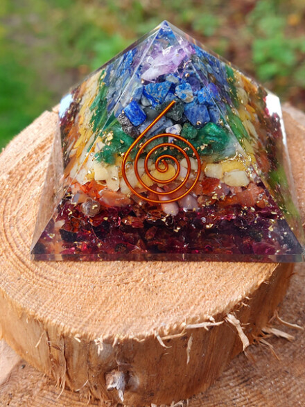 Chakra piramide met een symbool uit koper, ze beschermt en zuivert een ruimte van negatieve sferen + chakra tekst