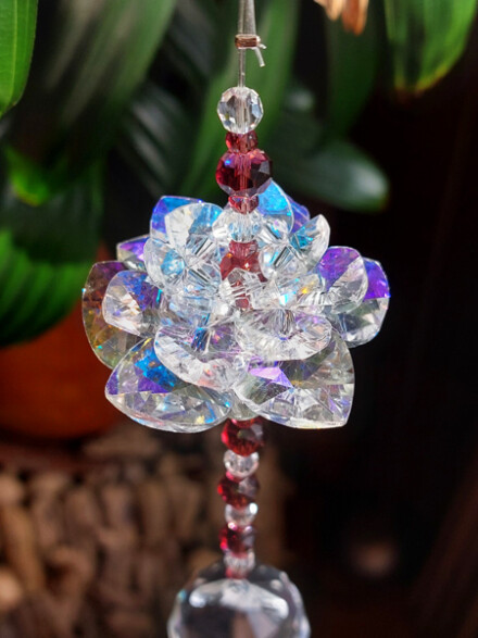 Lotusbloem uit kristalglas als raamhanger of als mooie hanger voor in een ruimte voor fleurige regenboog kleuren