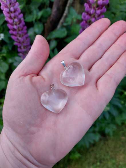 Bergkristal hanger ze beschermd je auraveld en geeft je meer energie en kracht + koord + organza zakje