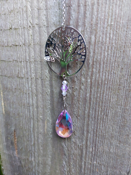 Kristal hanger levensboom met vlinders, ze straalt prachtige regenboog kleuren + chakra tekst + zakje - Afbeelding 4