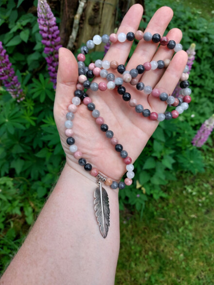 Mala ketting uit Rhodoniet met grijze kwarts edelstenen met veer + wierook, affirmaties + zakje