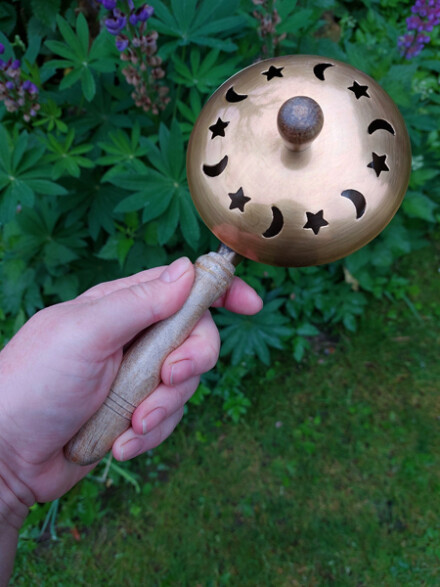 Wierook-salie-kegel of kruiden brander uit messing met mangohout + 25 gr. witte salie + houtskool + tekst - Afbeelding 4