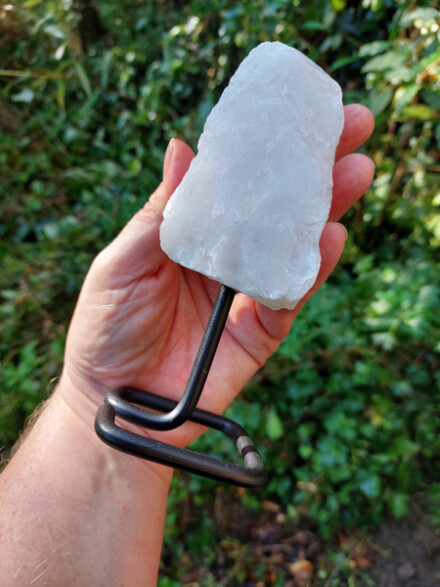 HSP Bergkristal op standaard, een grote Bergkristal, ze geeft je meer energie, reinigt en zuivert de omgeving - Afbeelding 2