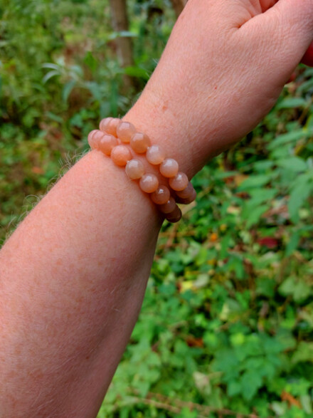 Armband uit oranje maansteen voor liefdevolle energie, ze brengt rust en kalmeert je, bij hormonale disbalans + organza zakje