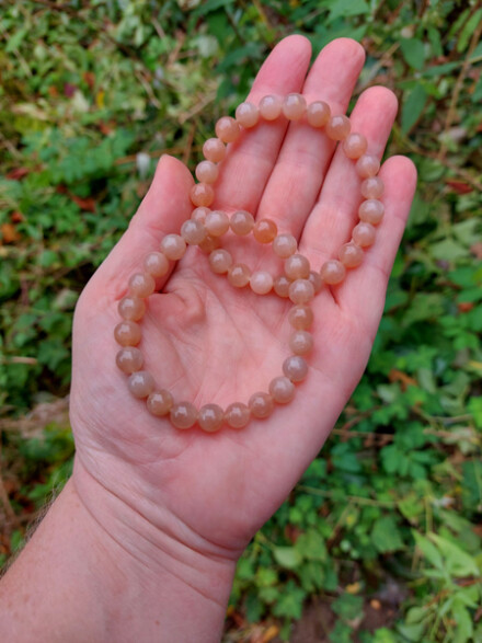Armband uit oranje maansteen voor liefdevolle energie, ze brengt rust en kalmeert je, bij hormonale disbalans + organza zakje - Afbeelding 2